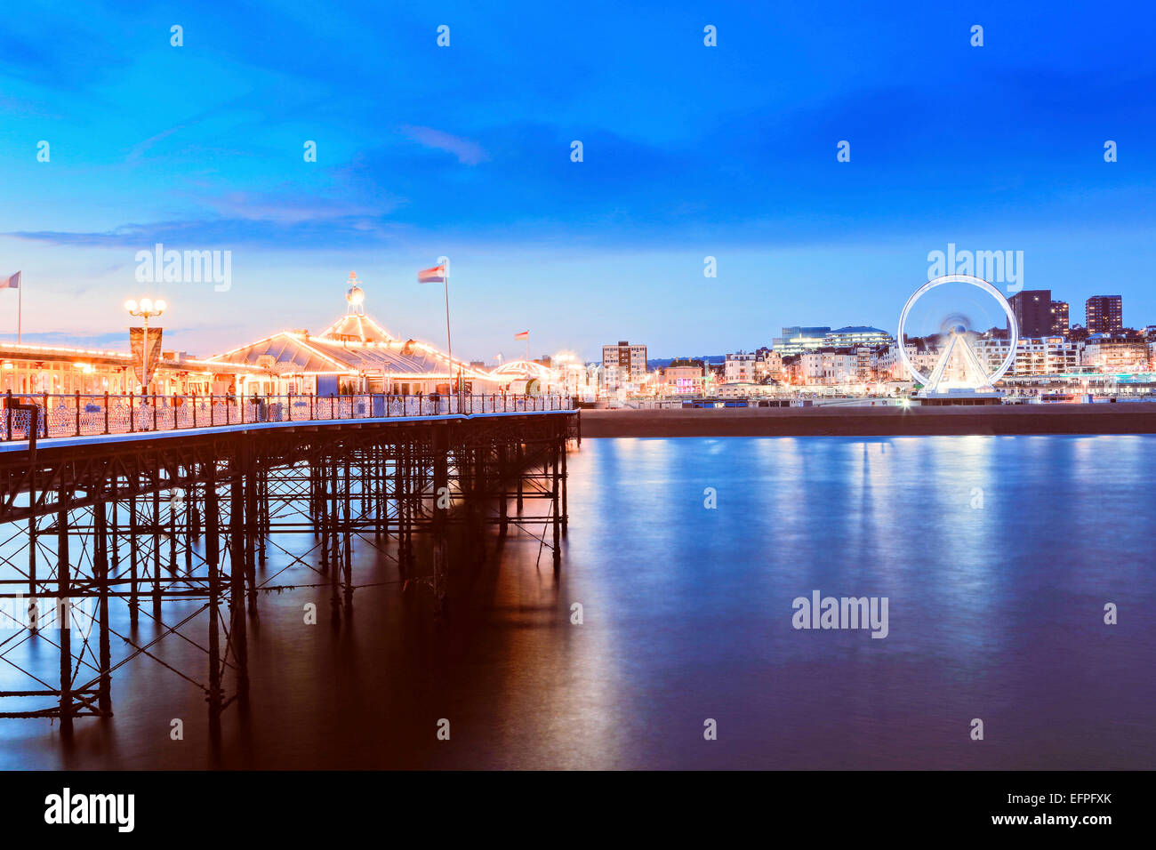 Das Palace Pier (Brighton Pier) in der Abenddämmerung, Brighton, East Sussex, England, Vereinigtes Königreich, Europa Stockfoto