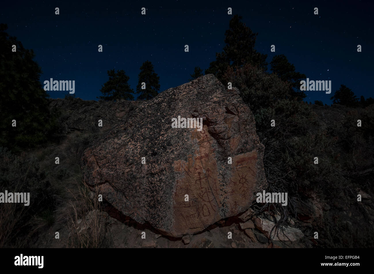 Piktogramme auf Granitblock nachts Naramata, British Columbia, Kanada Stockfoto