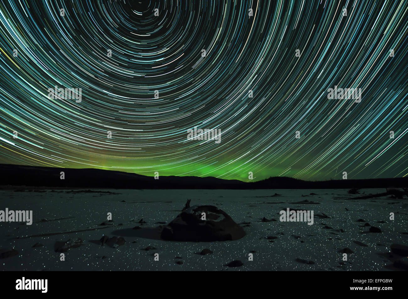Sterne Wanderwege, Polaris, der Erdrotation, Raureif in der Nacht, Naramata, British Columbia, Kanada Stockfoto