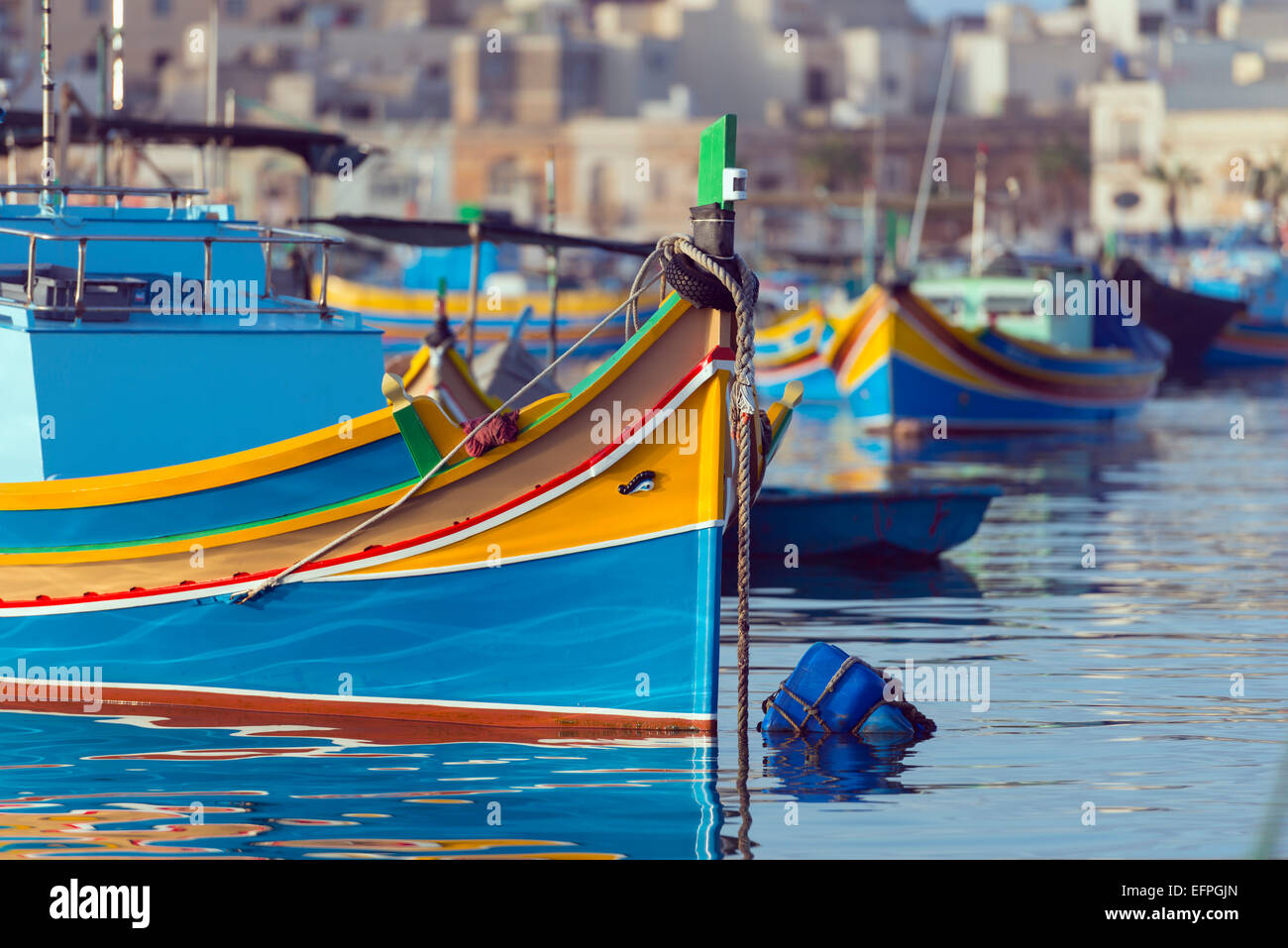 Bunte Fischerboote (Dghajsa), Marsaxlokk Hafen, Malta, Mittelmeer, Europa Stockfoto