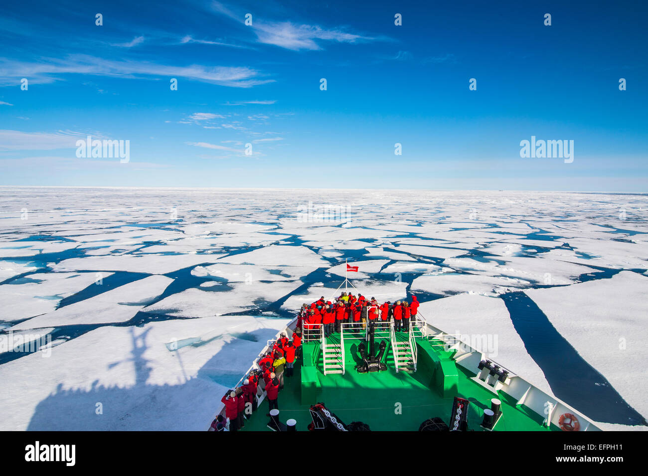 Expeditionsboot Navigation durch das Packeis in der Arktis Regal, Spitzbergen, Arktis Stockfoto