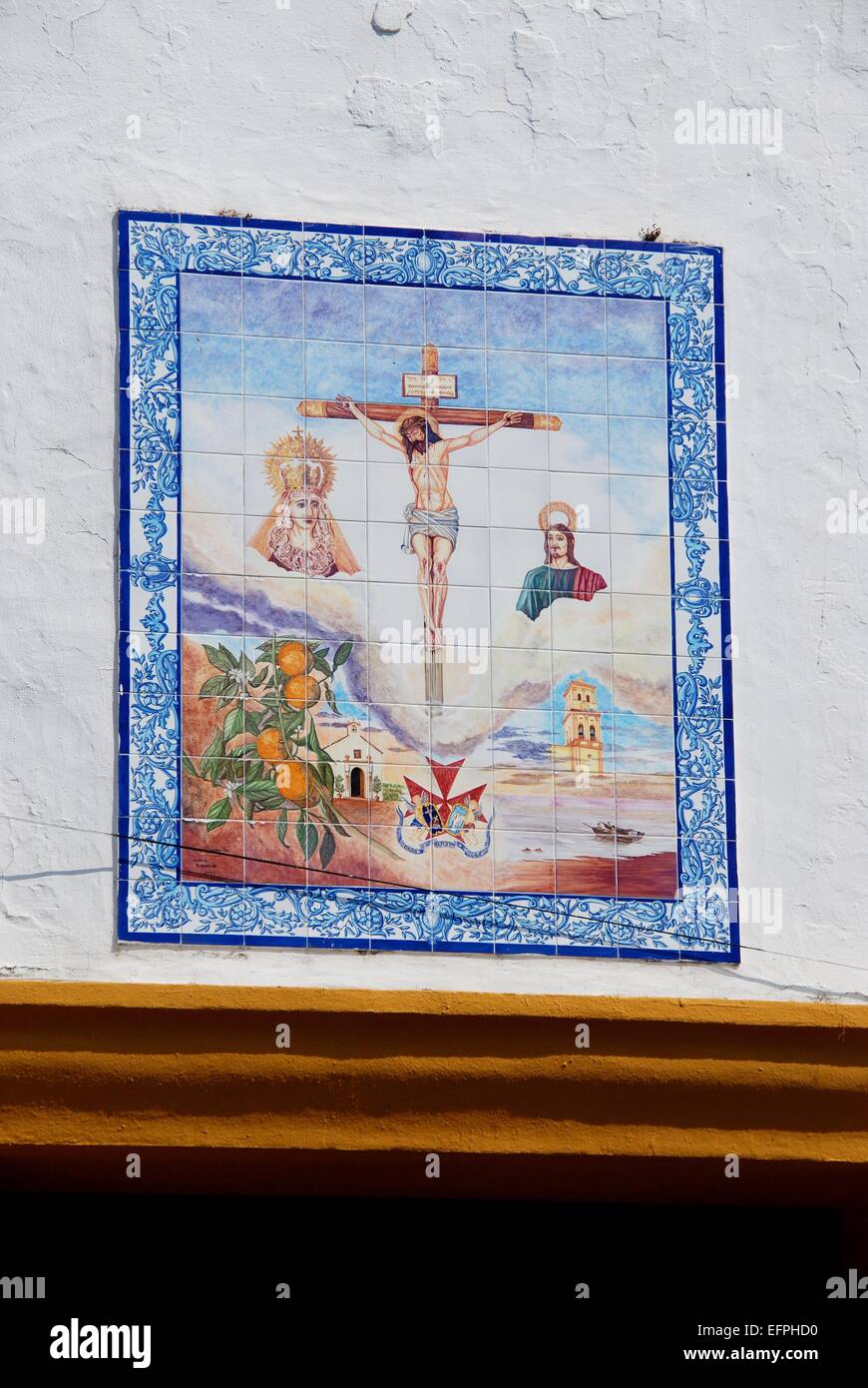 Gedenktafel von Christus am Kreuz an der Wand über der Tür der Santiago-Kapelle (Ermita de Santiago), Marbella, Spanien. Stockfoto