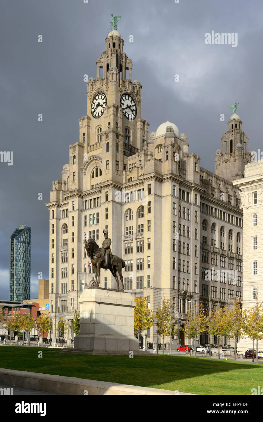 Statue von Edward V11 und das Royal Liver Building, UNESCO-Weltkulturerbe, Waterfront, Liverpool, Merseyside, England, UK Stockfoto