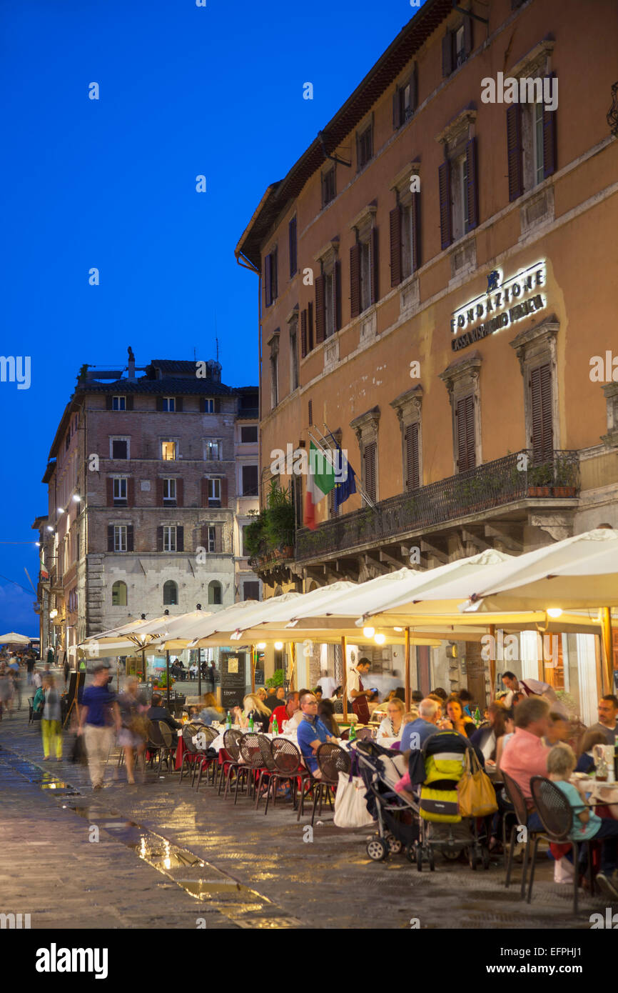 Gartenrestaurants am Corso Vannucci bei Dämmerung, Perugia, Umbrien, Italien, Europa Stockfoto