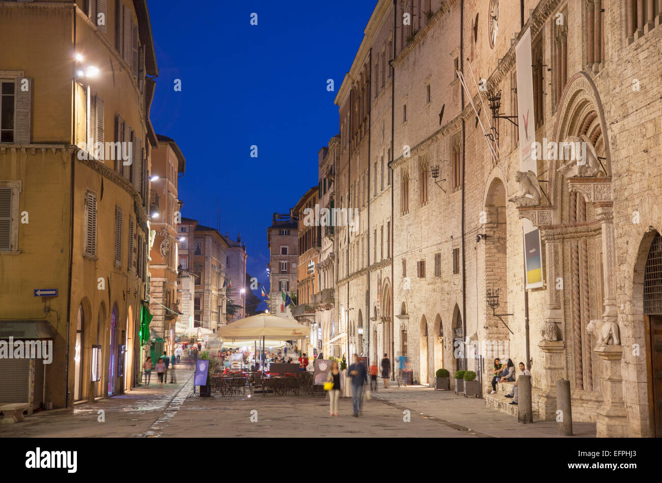 Gartenrestaurants am Corso Vannucci bei Dämmerung, Perugia, Umbrien, Italien, Europa Stockfoto