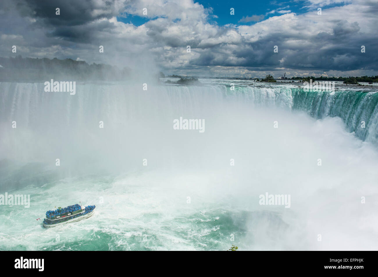 Touristenboot im Nebel der Horseshoe Falls (kanadischen Wasserfälle), Niagara Falls, Ontario, Kanada, Nordamerika Stockfoto