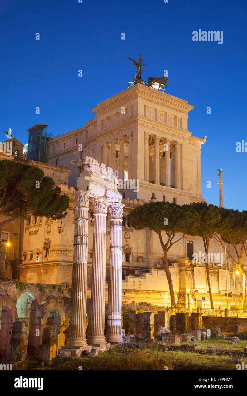 Nationales Denkmal, Victor Emmanuel II und Forum Romanum, UNESCO-Weltkulturerbe in der Abenddämmerung, Rom, Latium, Italien, Europa Stockfoto