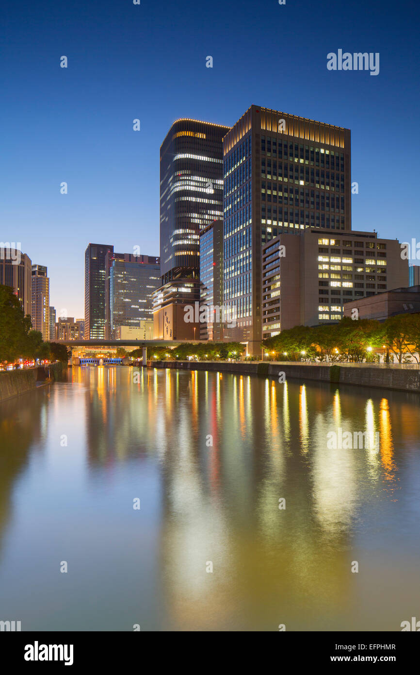 Wolkenkratzer auf Nakanoshima Insel bei Dämmerung, Kita, Osaka, Kansai, Japan, Asien Stockfoto