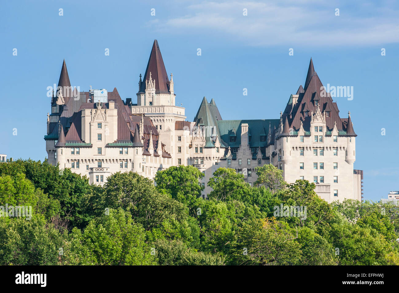 Blick über Chateau Laurier von Nepean Point, Ottawa, Ontario, Kanada, Nordamerika Stockfoto