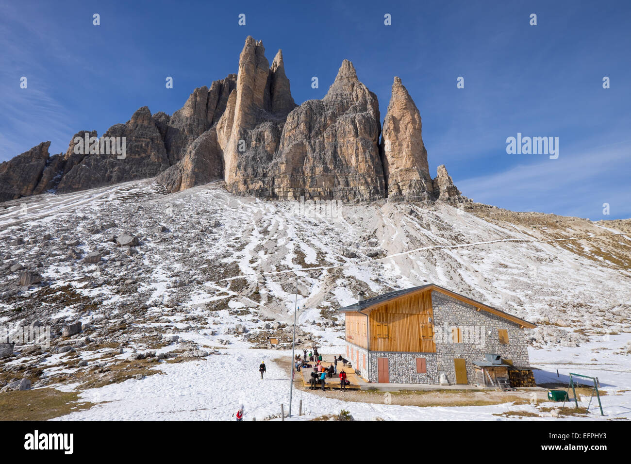 Lavaredo Zuflucht auf dem Trail in Tre Cime di Lavaredo, Auronzo, Belluno, Region Venetien, Dolomiten, Italien, Europa Stockfoto