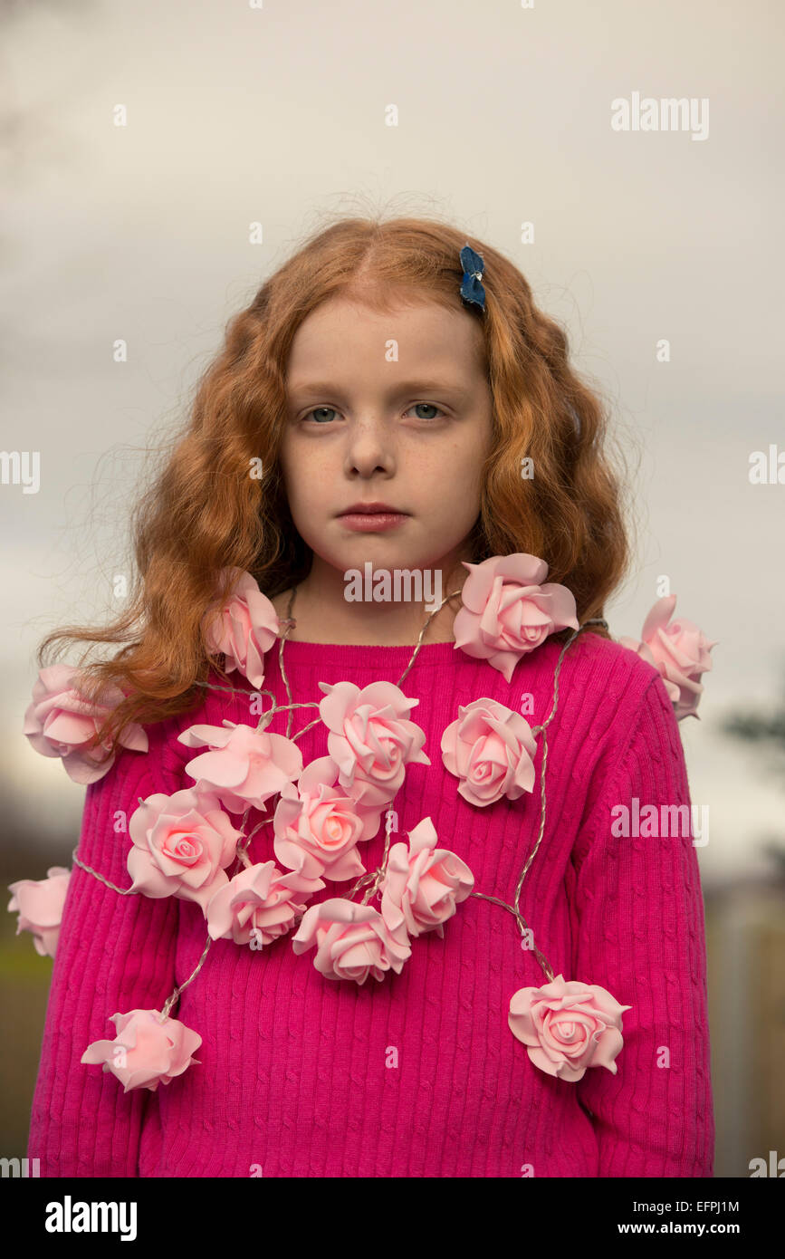 Porträt eines Mädchens mit einem rosa Kranz um den Hals. Stockfoto