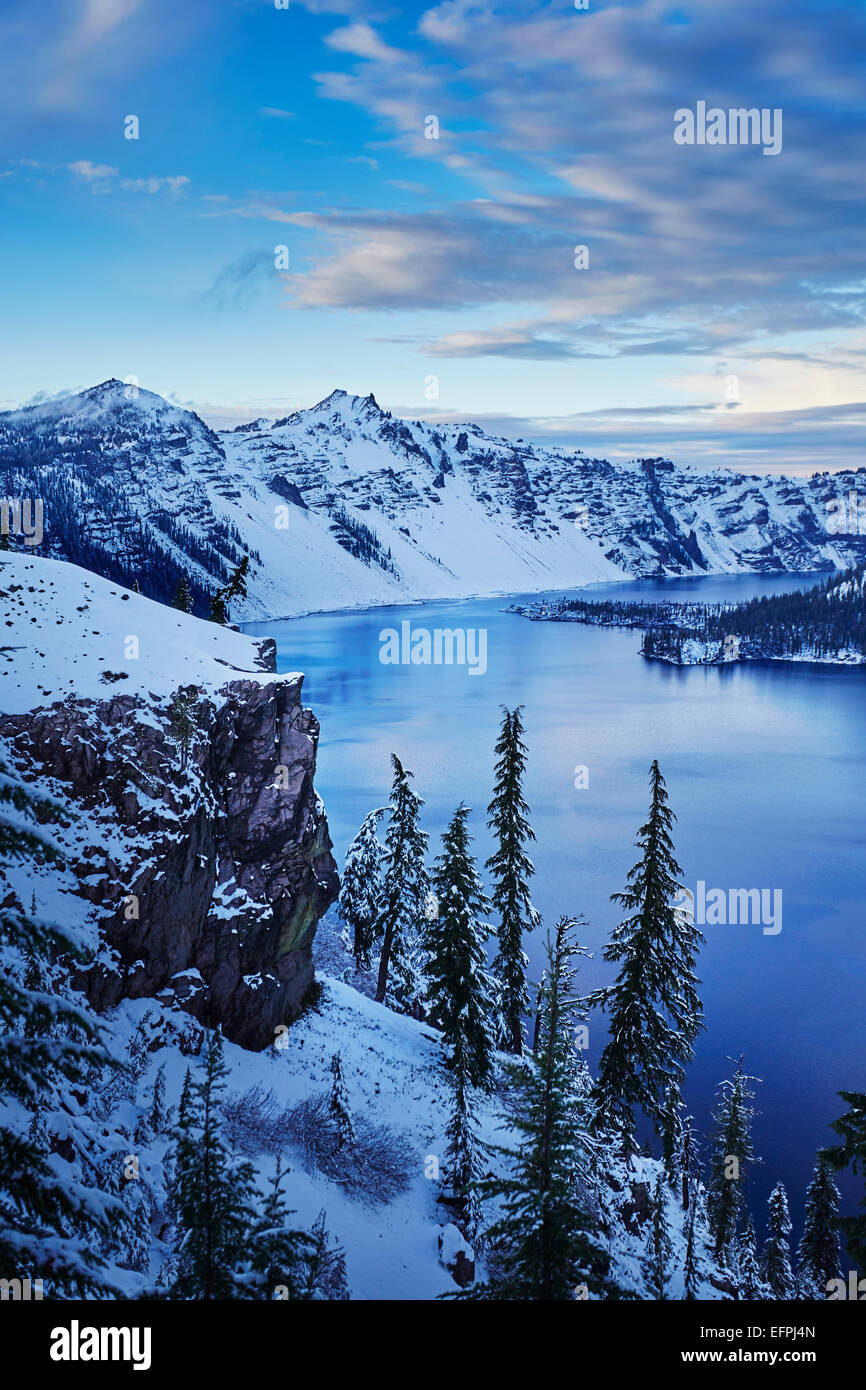 Blick auf schneebedeckte Berge und See, Crater Lake Nationalpark, Oregon, USA Stockfoto