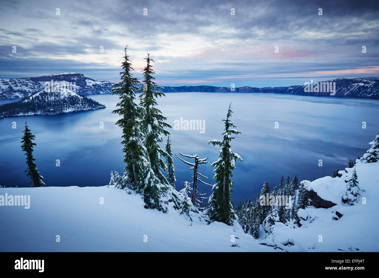 Ansicht von Schnee bedeckt, Berge und See, Crater Lake Nationalpark, Oregon, USA Stockfoto