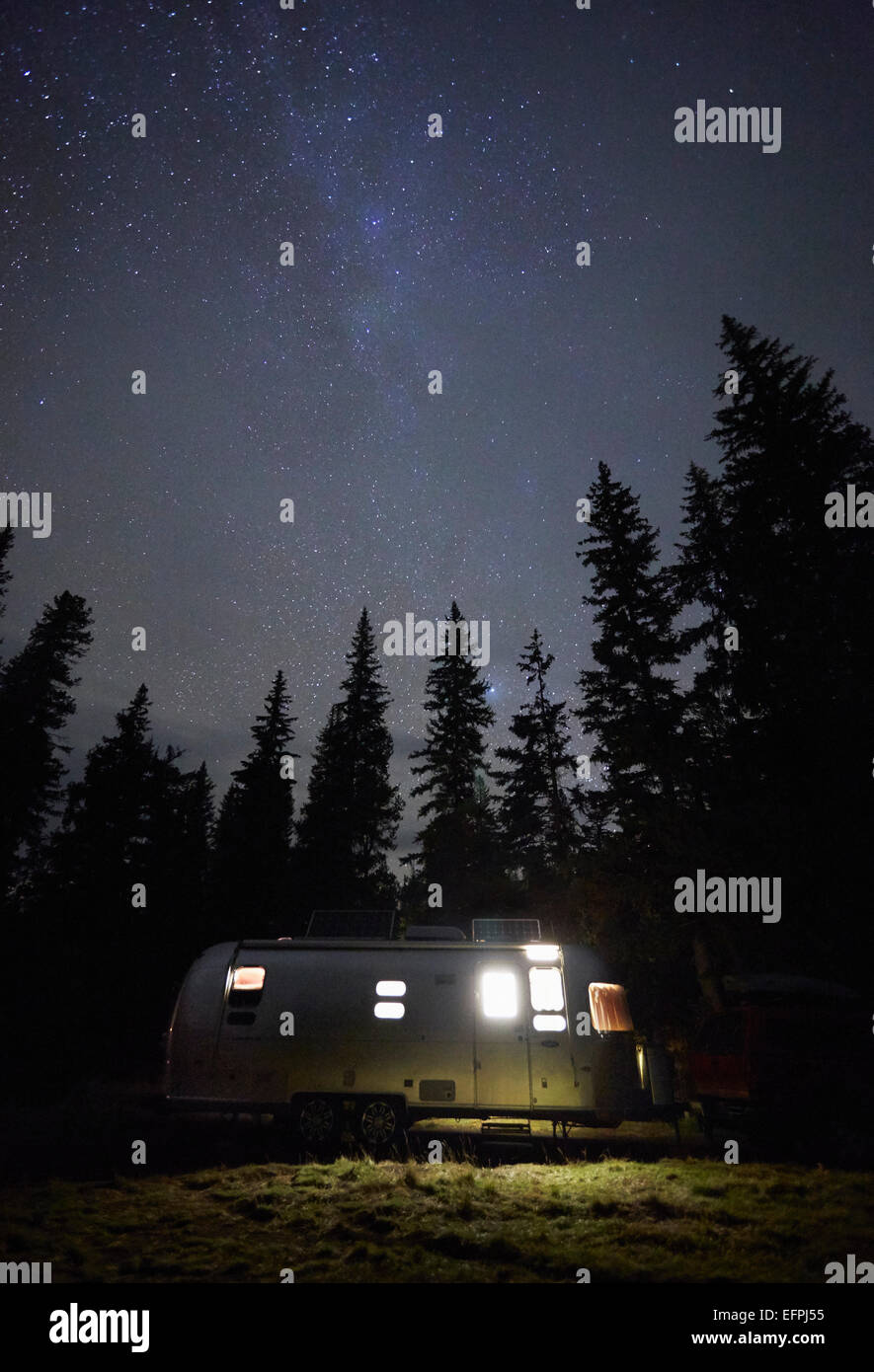 Wohnwagen und Sternenhimmel in der Nacht, Diamond Lake, Oregon, USA Stockfoto