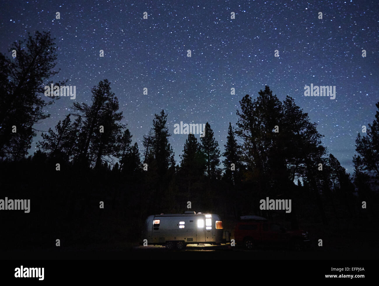 Wohnwagen und Silhouette Bäume in der Nacht, Diamond Lake, Oregon, USA Stockfoto