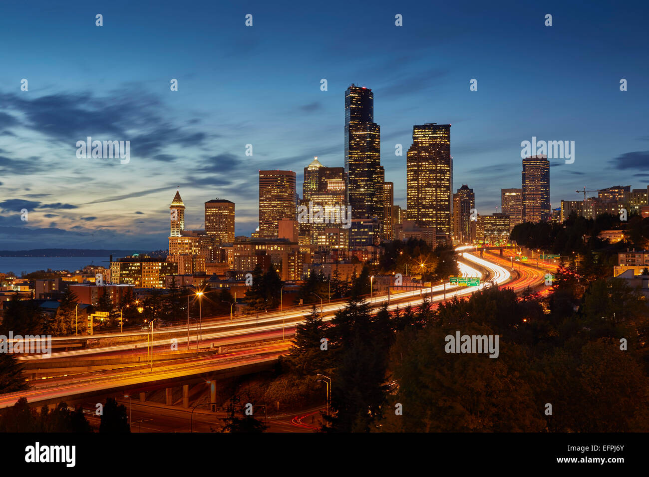 Autobahn und Skyline bei Nacht, Seattle, Washington State, USA Stockfoto
