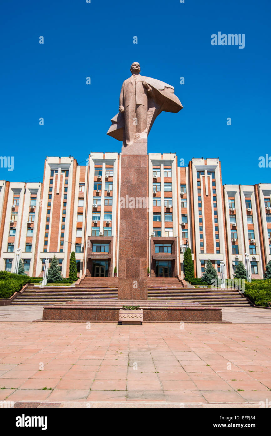 Transnistrien Parlamentsgebäude in Tiraspol mit einer Statue von Vladimir Lenin vor, Transnistrien, Republik Moldau, Europa Stockfoto