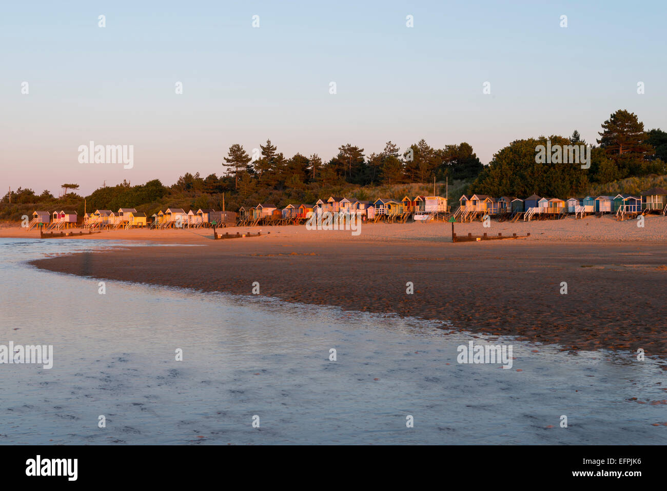 Blick auf Strandhütten am Brunnen neben der Sea, Norfolk, England, Vereinigtes Königreich, Europa Stockfoto