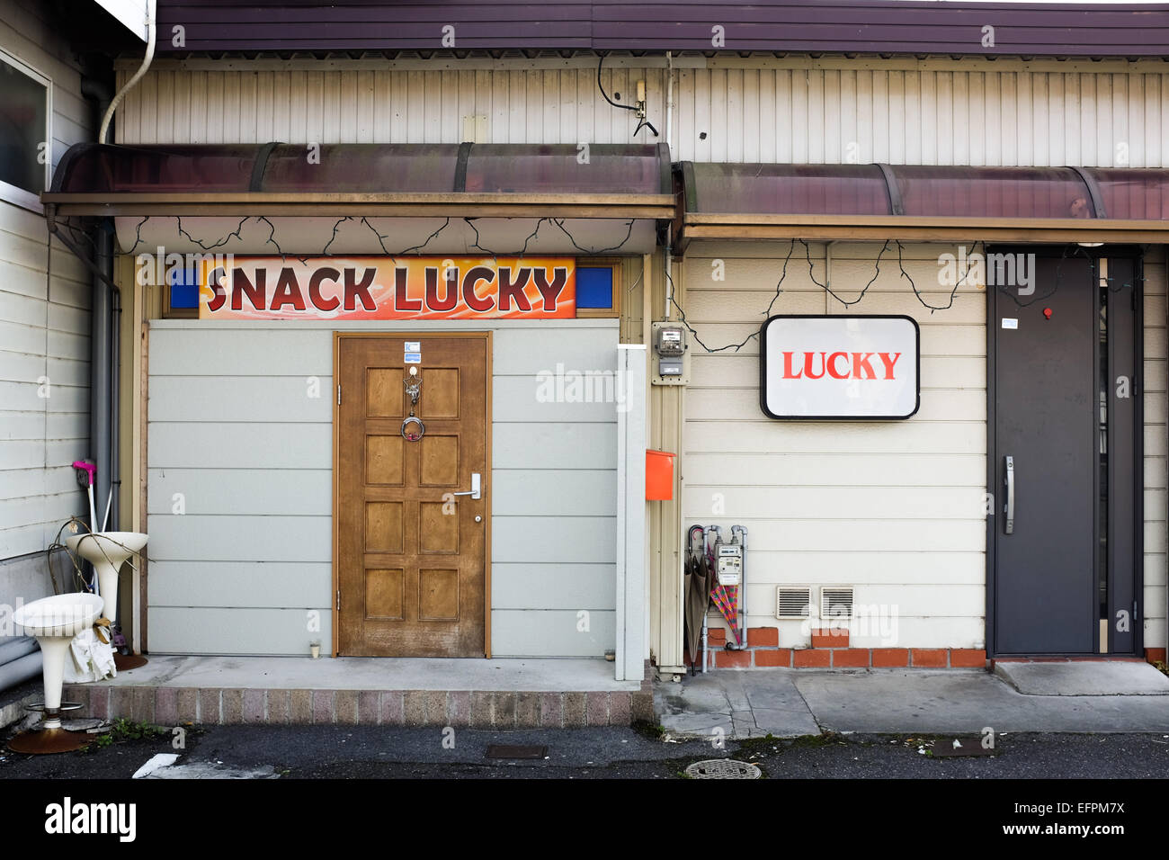 Zwei Bars, in deren Namen die Welt "Glück" enthalten. Stockfoto