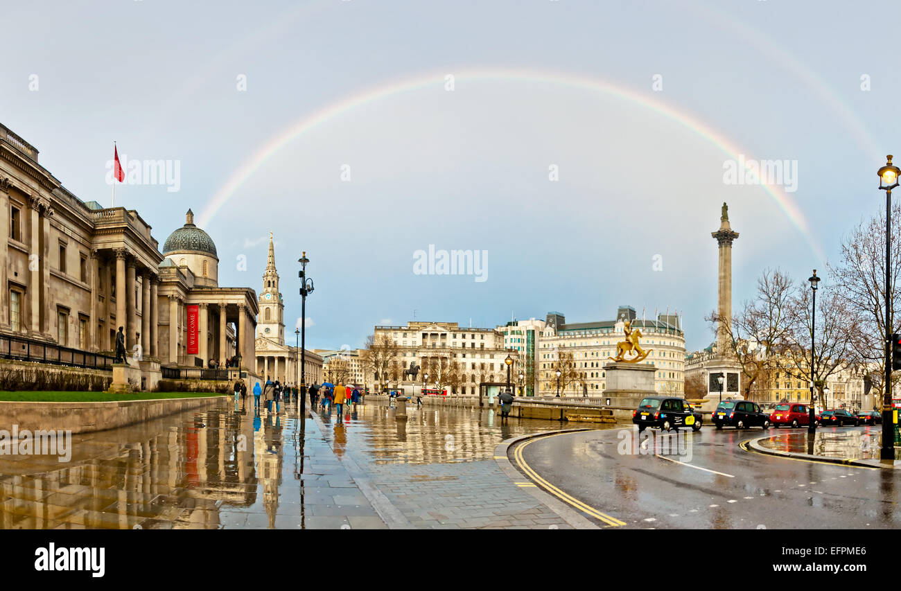 London, Vereinigtes Königreich - 12. April 2013: Regenbogen über dem Trafalgar Square in London. Die Hauptstadt des Königreichs gehört zu den beliebtesten t Stockfoto