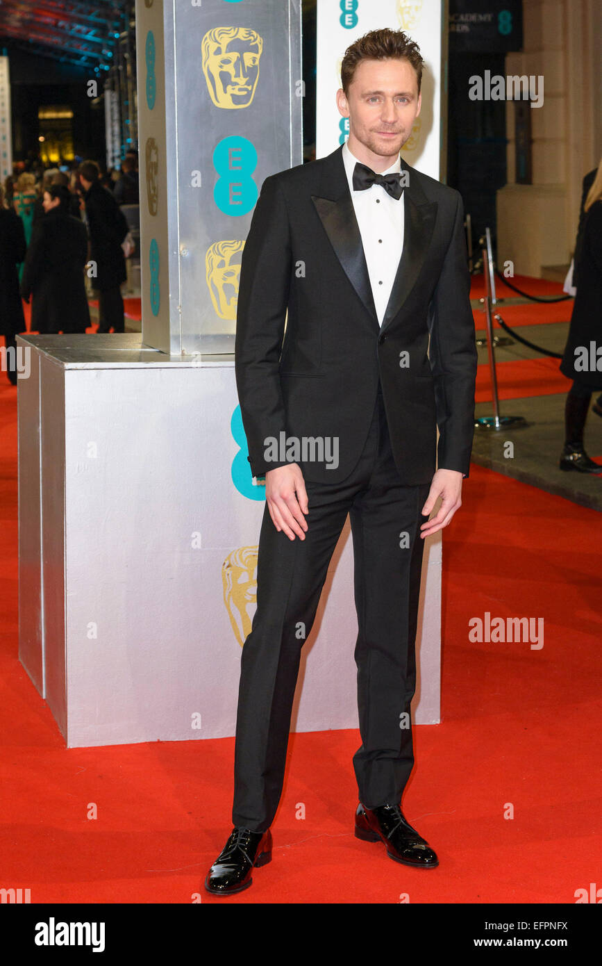 Tom Hiddleston kommt auf dem roten Teppich für die EE BRITISH ACADEMY FILM AWARDS am 02.08.2015 am Royal Opera House, London. Bild von Julie Edwards Stockfoto