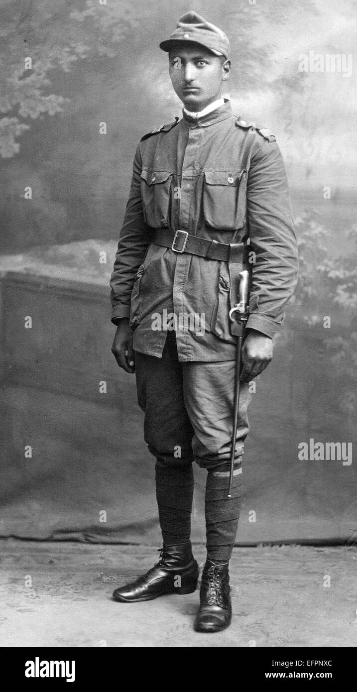 Ein rumänischer Soldat in der Uniform der Inter Kriegsjahre und WW2 Stockfoto