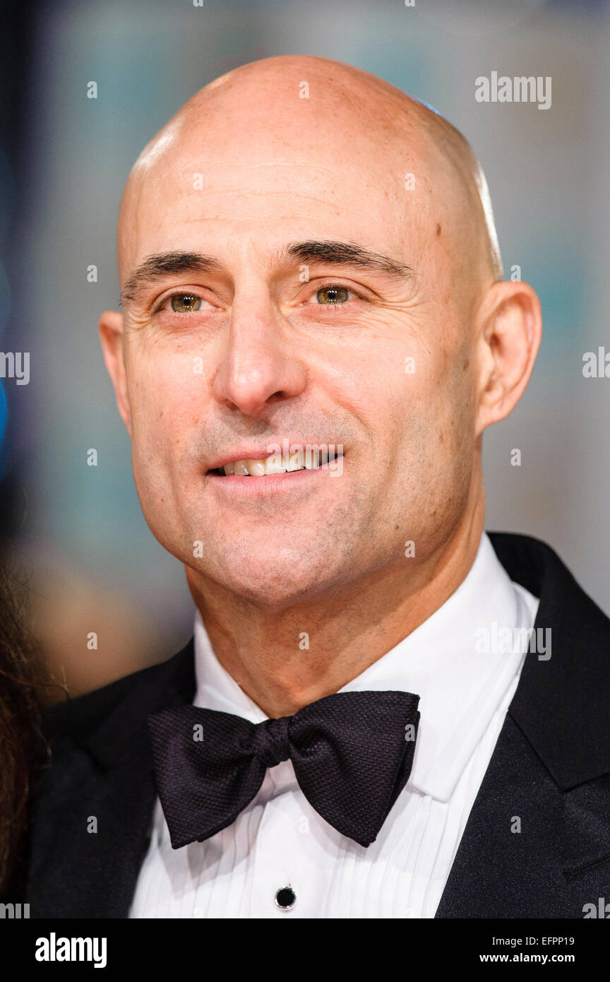 Mark Strong kommt auf dem roten Teppich für die EE BRITISH ACADEMY FILM AWARDS am 02.08.2015 am Royal Opera House, London. Bild von Julie Edwards Stockfoto