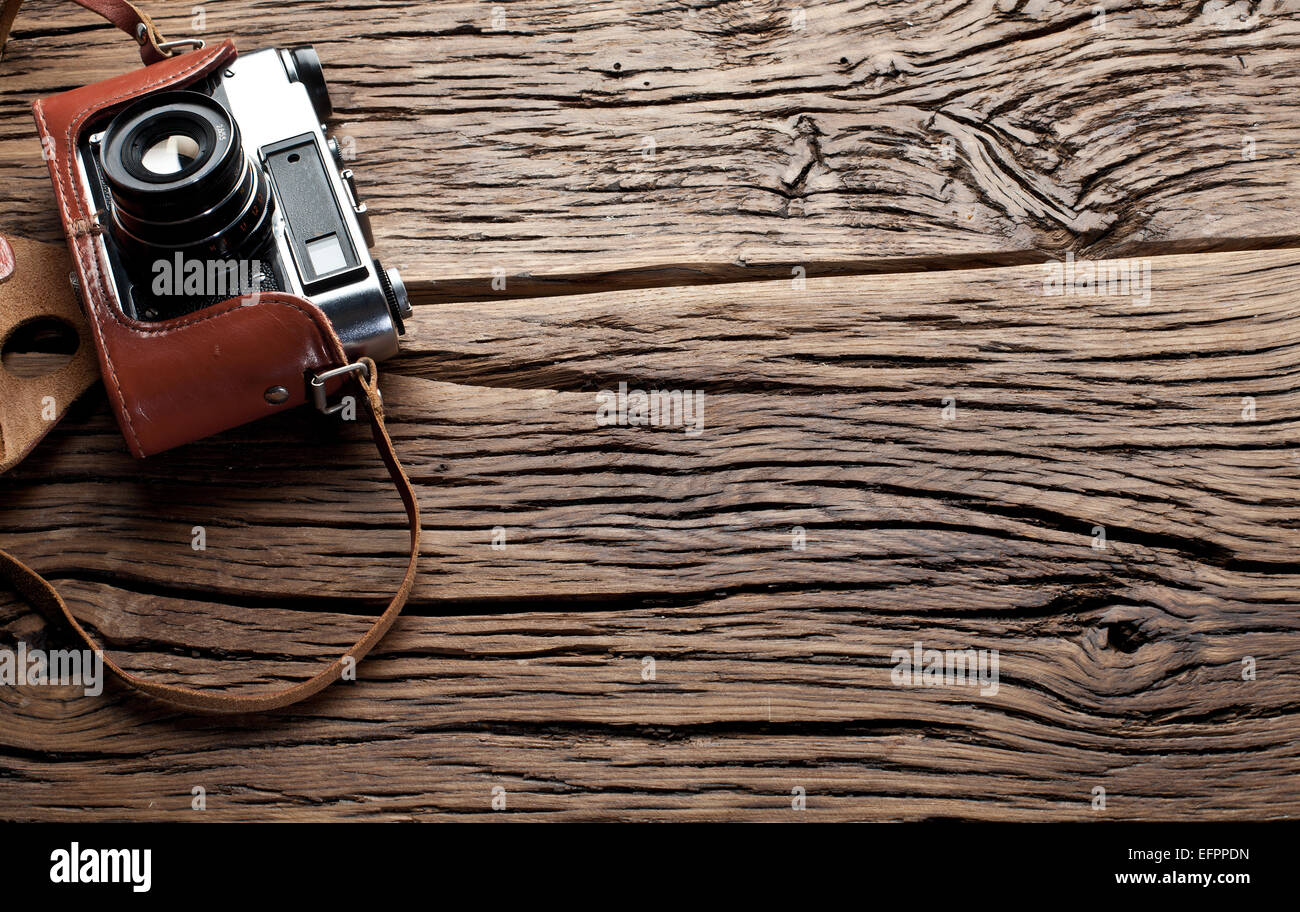 Alt-Entfernungsmesser Kamera auf dem alten Holztisch. Stockfoto