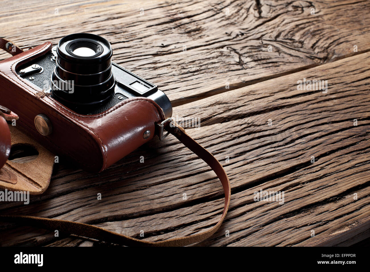Alt-Entfernungsmesser Kamera auf dem alten Holztisch. Stockfoto