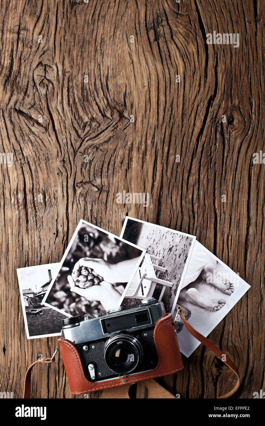 Alten Entfernungsmesser Kamera und schwarz-weiß-Fotos auf dem alten Holztisch. Stockfoto