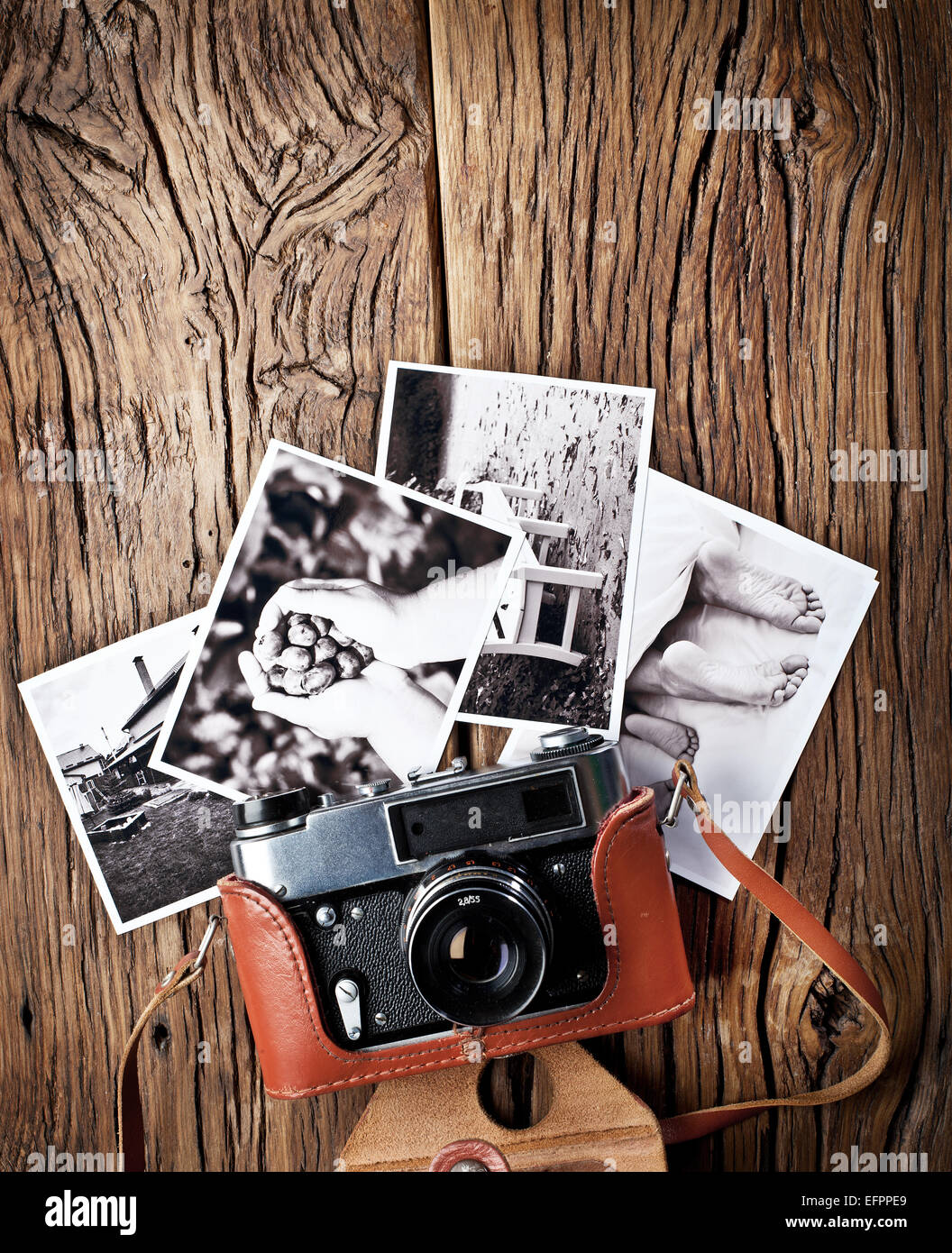 Alten Entfernungsmesser Kamera und schwarz-weiß-Fotos auf dem alten Holztisch. Stockfoto