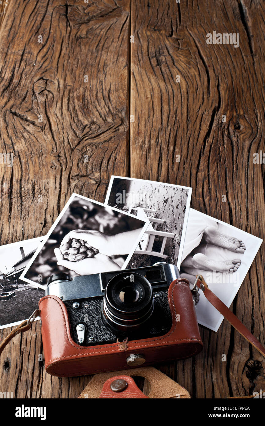 Alten Entfernungsmesser Kamera und schwarz-weiß-Fotos auf dem alten Holztisch. Stockfoto