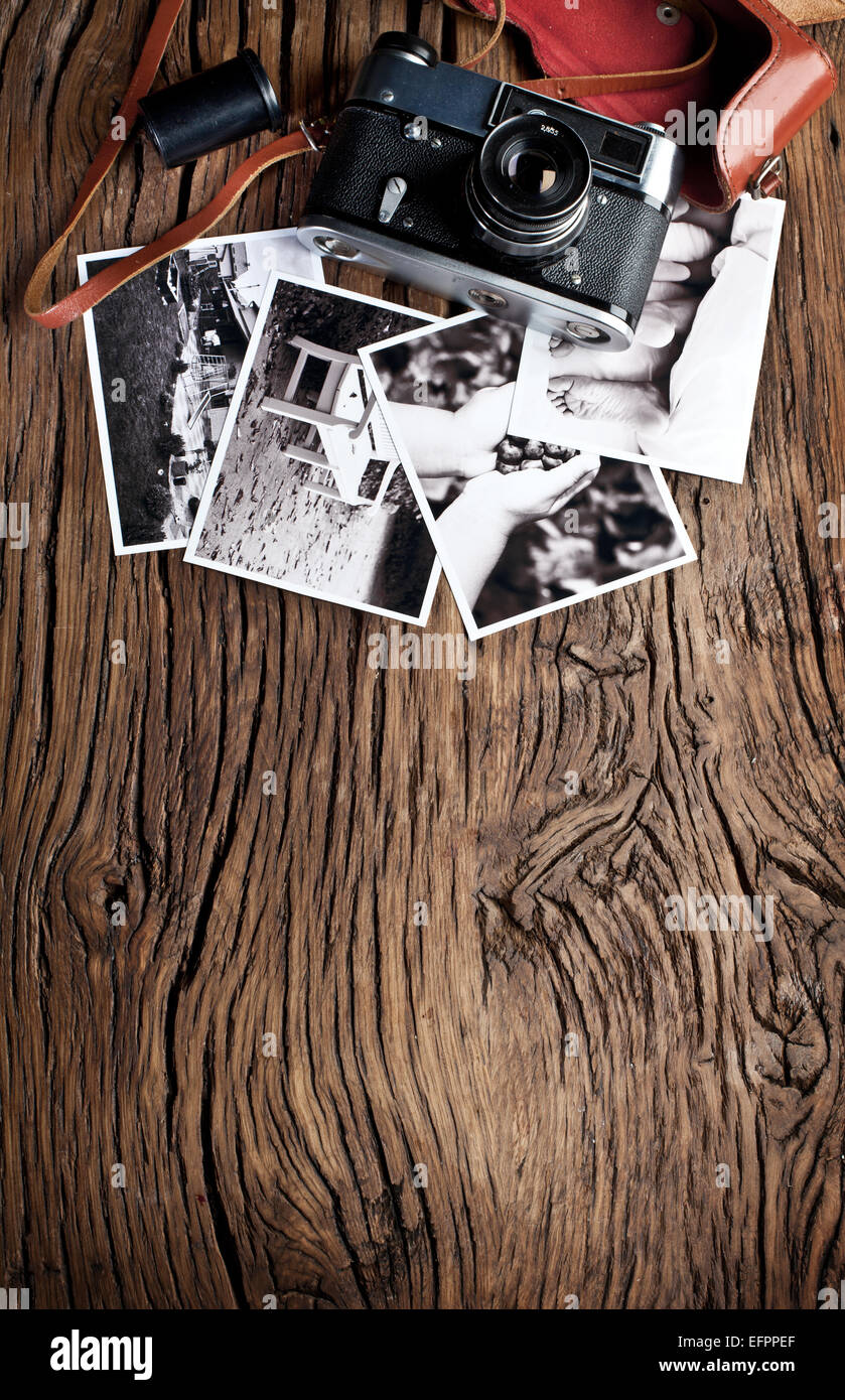 Alten Entfernungsmesser Kamera und schwarz-weiß-Fotos auf dem alten Holztisch. Stockfoto