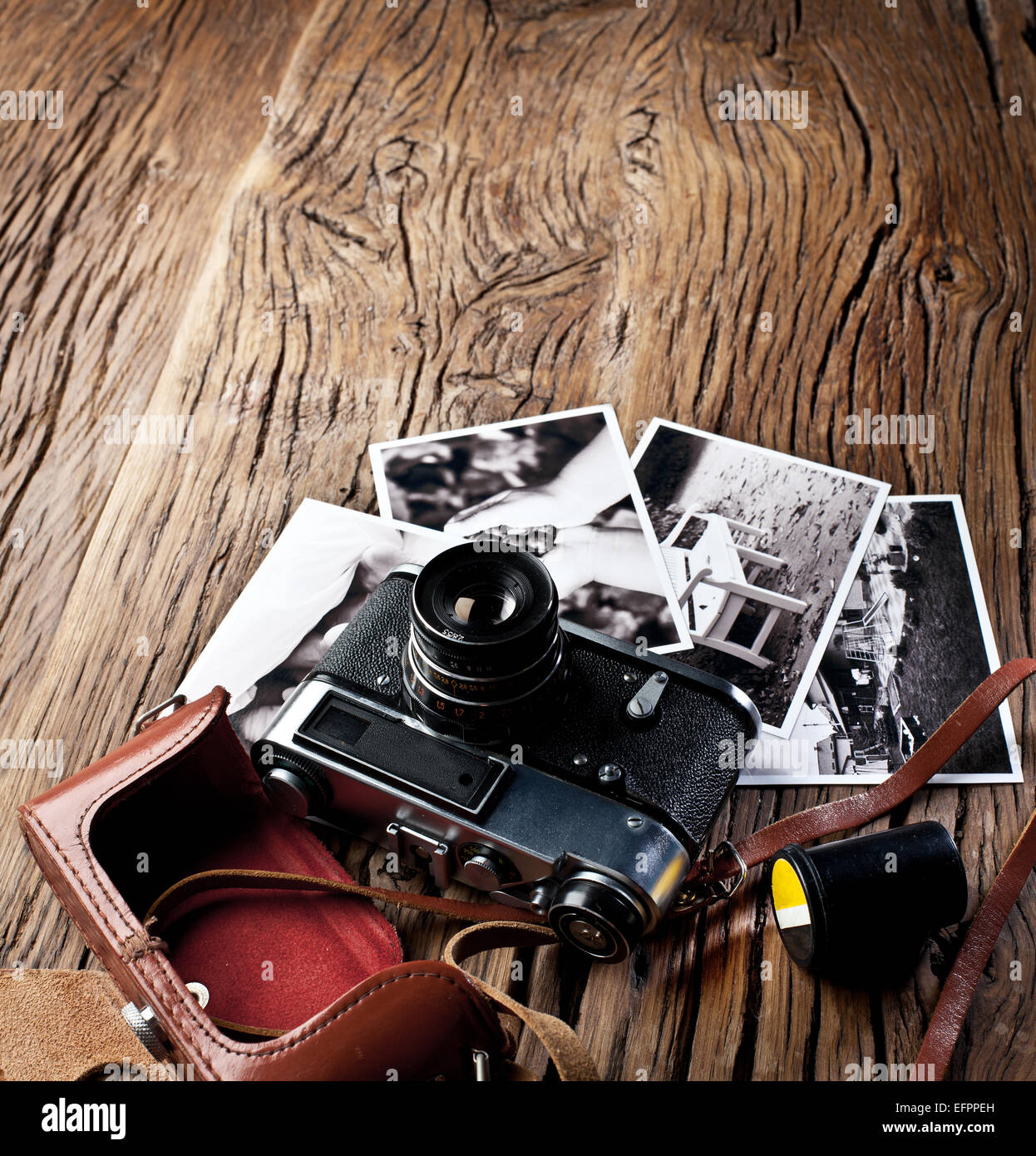 Alten Entfernungsmesser Kamera und schwarz-weiß-Fotos auf dem alten Holztisch. Stockfoto