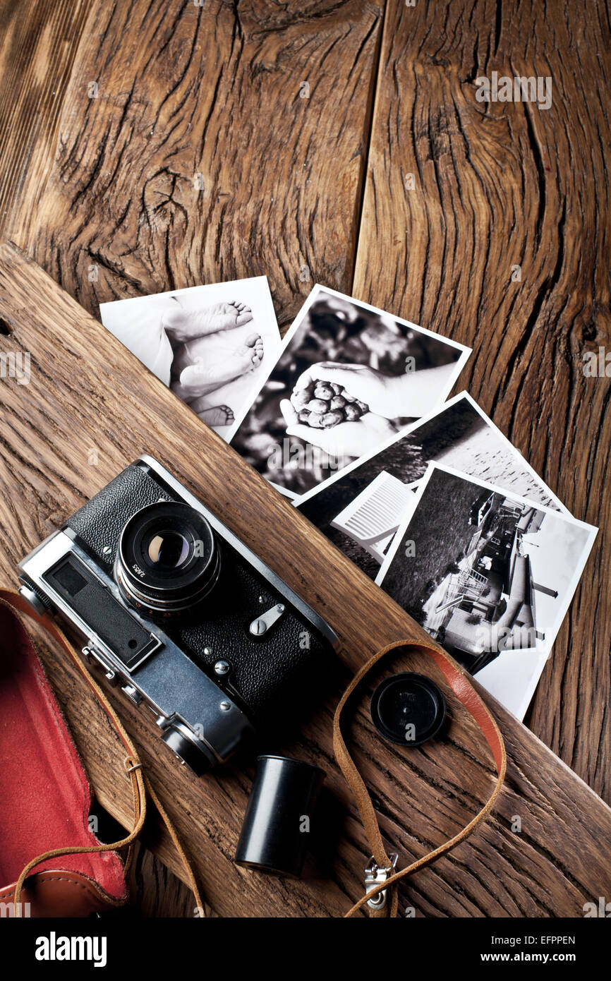 Alten Entfernungsmesser Kamera und schwarz-weiß-Fotos auf dem alten Holztisch. Stockfoto