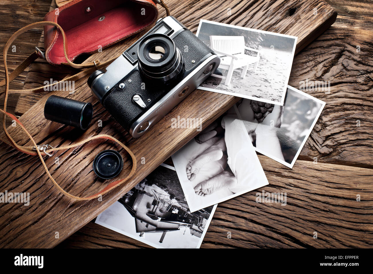 Alten Entfernungsmesser Kamera und schwarz-weiß-Fotos auf dem alten Holztisch. Stockfoto