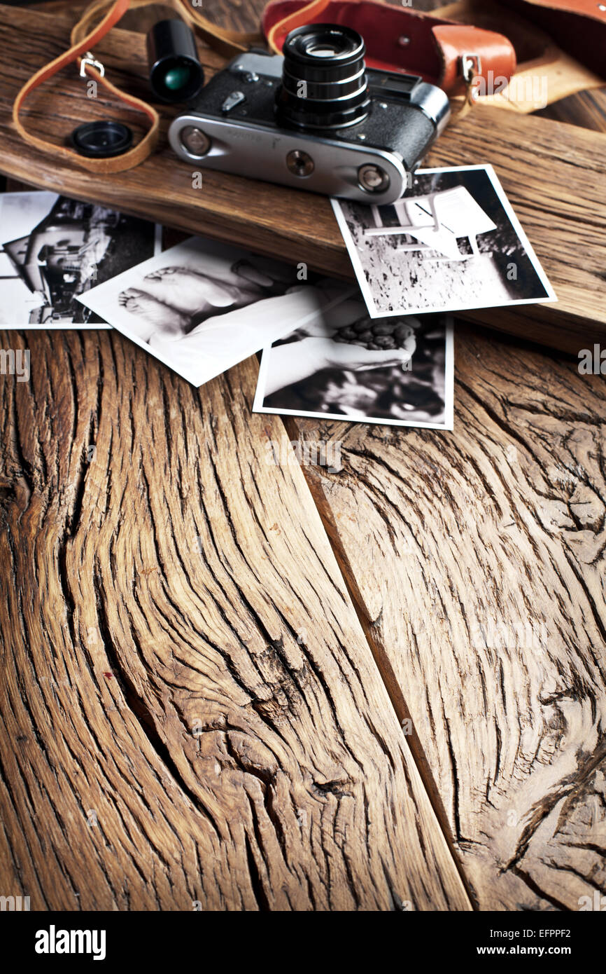 Alten Entfernungsmesser Kamera und schwarz-weiß-Fotos auf dem alten Holztisch. Stockfoto