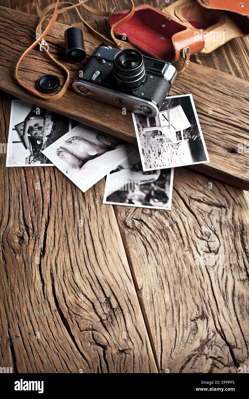 Alten Entfernungsmesser Kamera und schwarz-weiß-Fotos auf dem alten Holztisch. Stockfoto