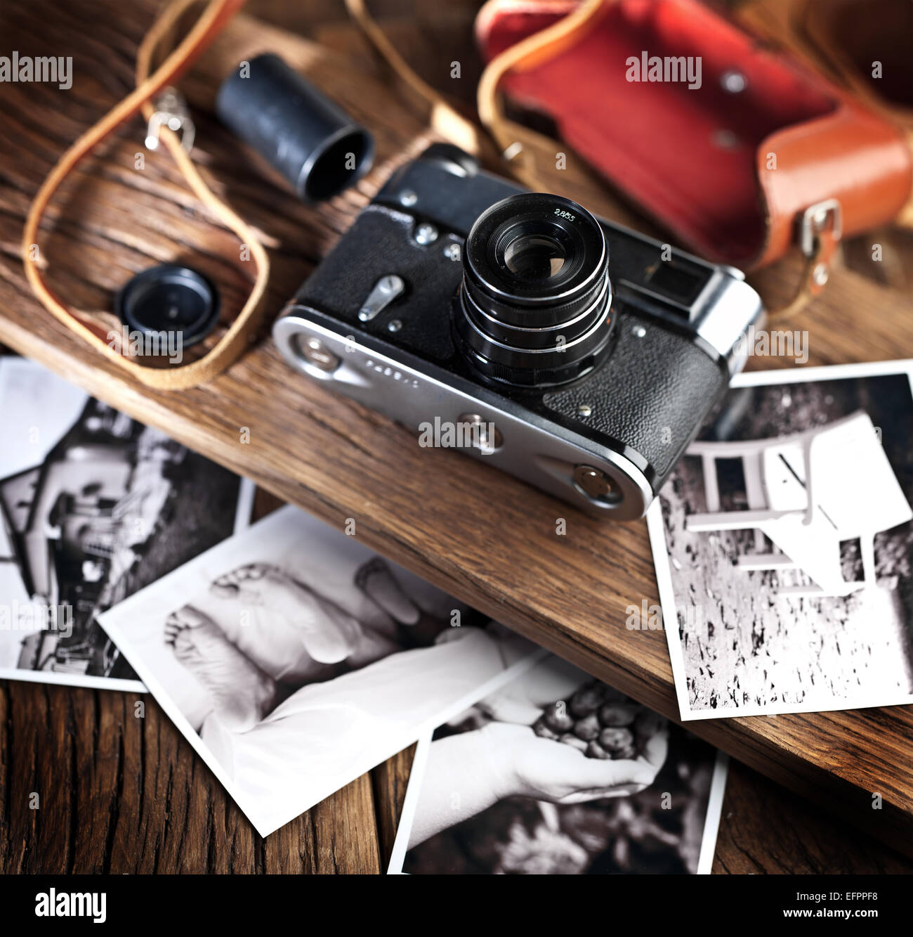 Alten Entfernungsmesser Kamera und schwarz-weiß-Fotos auf dem alten Holztisch. Stockfoto