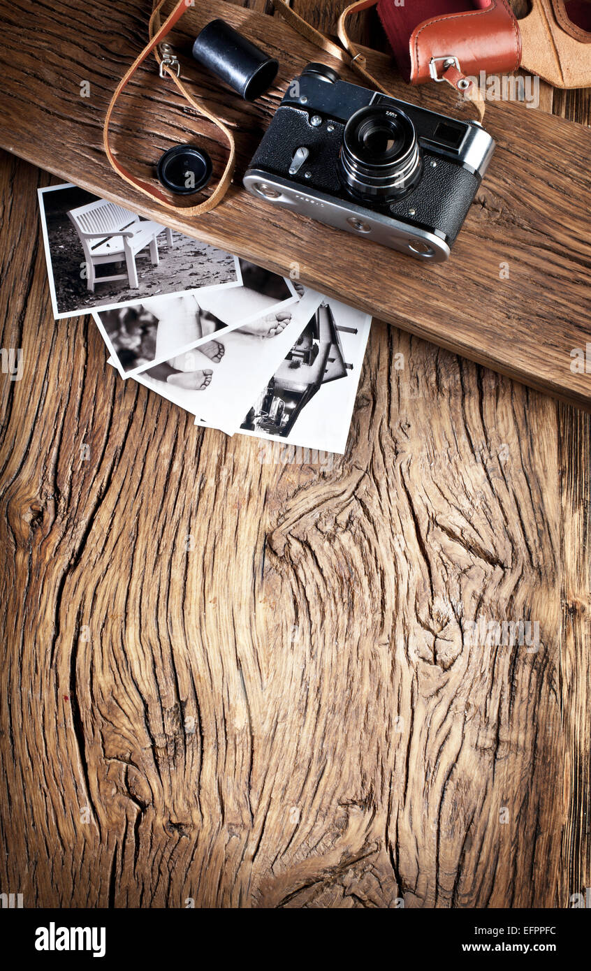 Alten Entfernungsmesser Kamera und schwarz-weiß-Fotos auf dem alten Holztisch. Stockfoto