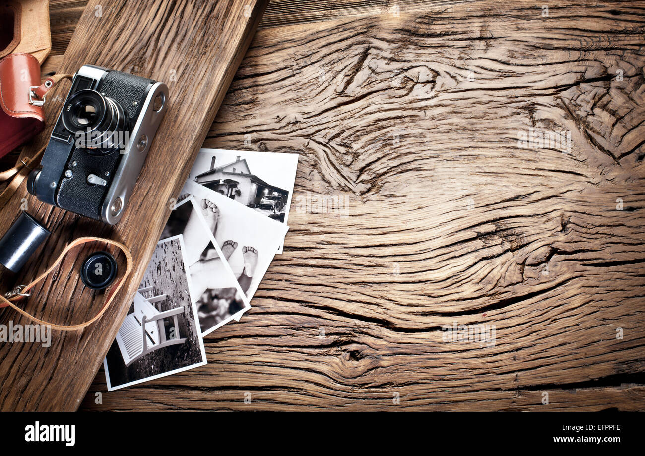 Alten Entfernungsmesser Kamera und schwarz-weiß-Fotos auf dem alten Holztisch. Stockfoto