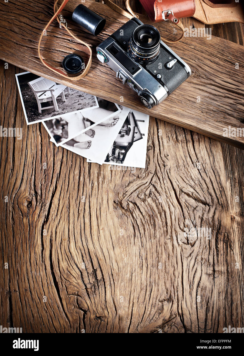 Alten Entfernungsmesser Kamera und schwarz-weiß-Fotos auf dem alten Holztisch. Stockfoto