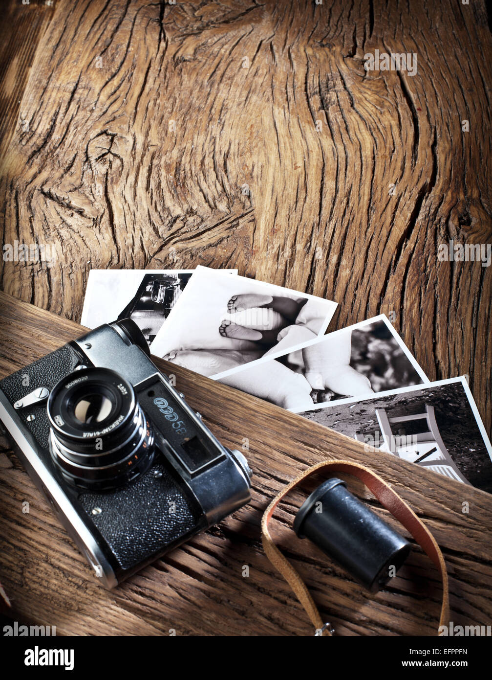 Alten Entfernungsmesser Kamera und schwarz-weiß-Fotos auf dem alten Holztisch. Stockfoto