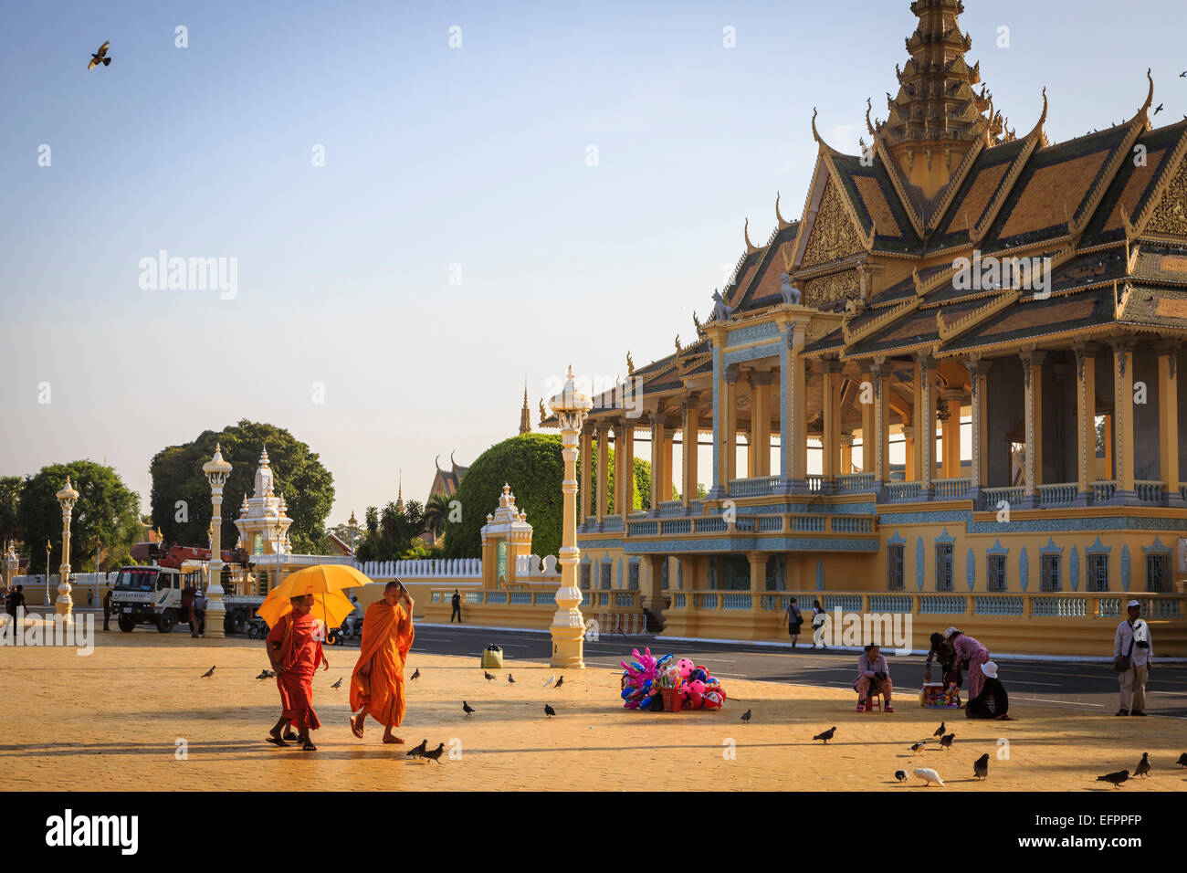 Buddhistische Mönche auf einem Platz vor dem königlichen Palast, Phnom Penh, Kambodscha. Stockfoto