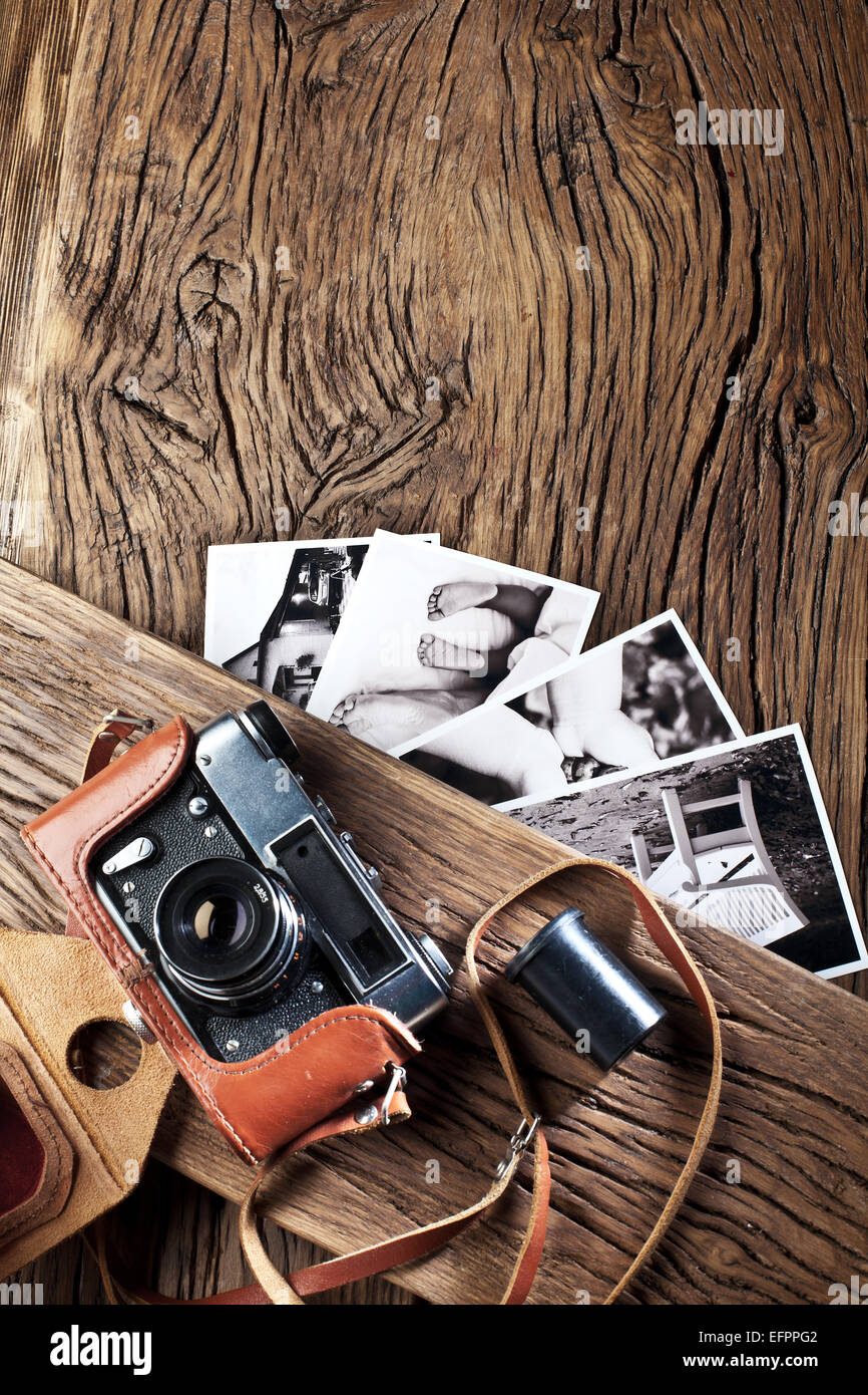 Alten Entfernungsmesser Kamera und schwarz-weiß-Fotos auf dem alten Holztisch. Stockfoto