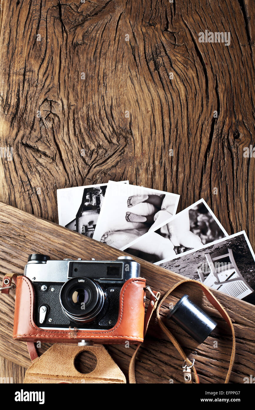 Alten Entfernungsmesser Kamera und schwarz-weiß-Fotos auf dem alten Holztisch. Stockfoto