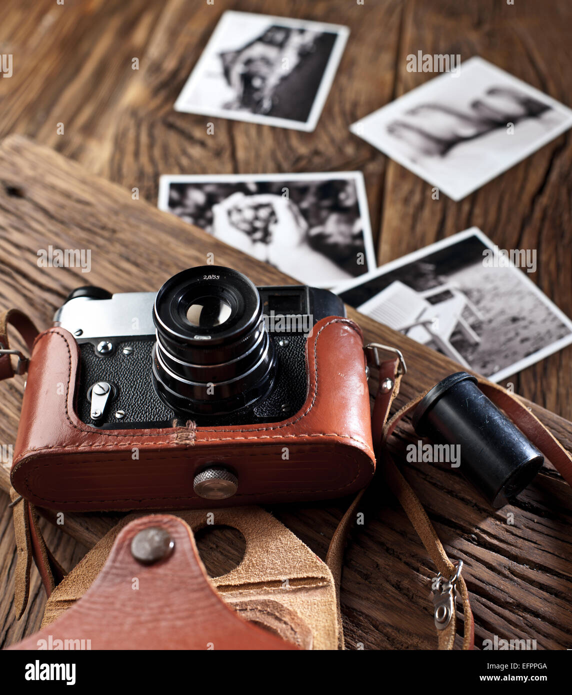 Alten Entfernungsmesser Kamera und schwarz-weiß-Fotos auf dem alten Holztisch. Stockfoto