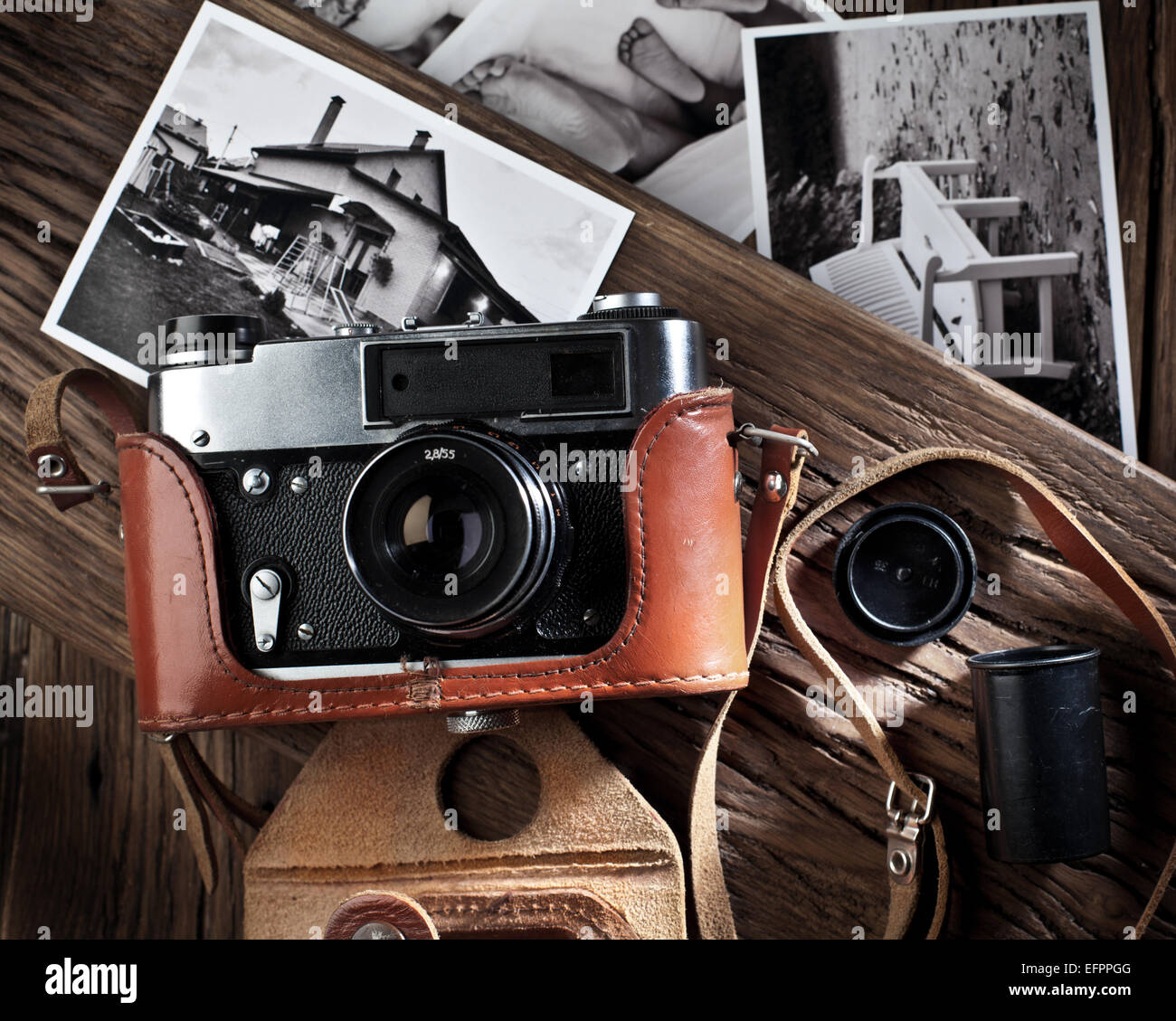 Alten Entfernungsmesser Kamera und schwarz-weiß-Fotos auf dem alten Holztisch. Stockfoto