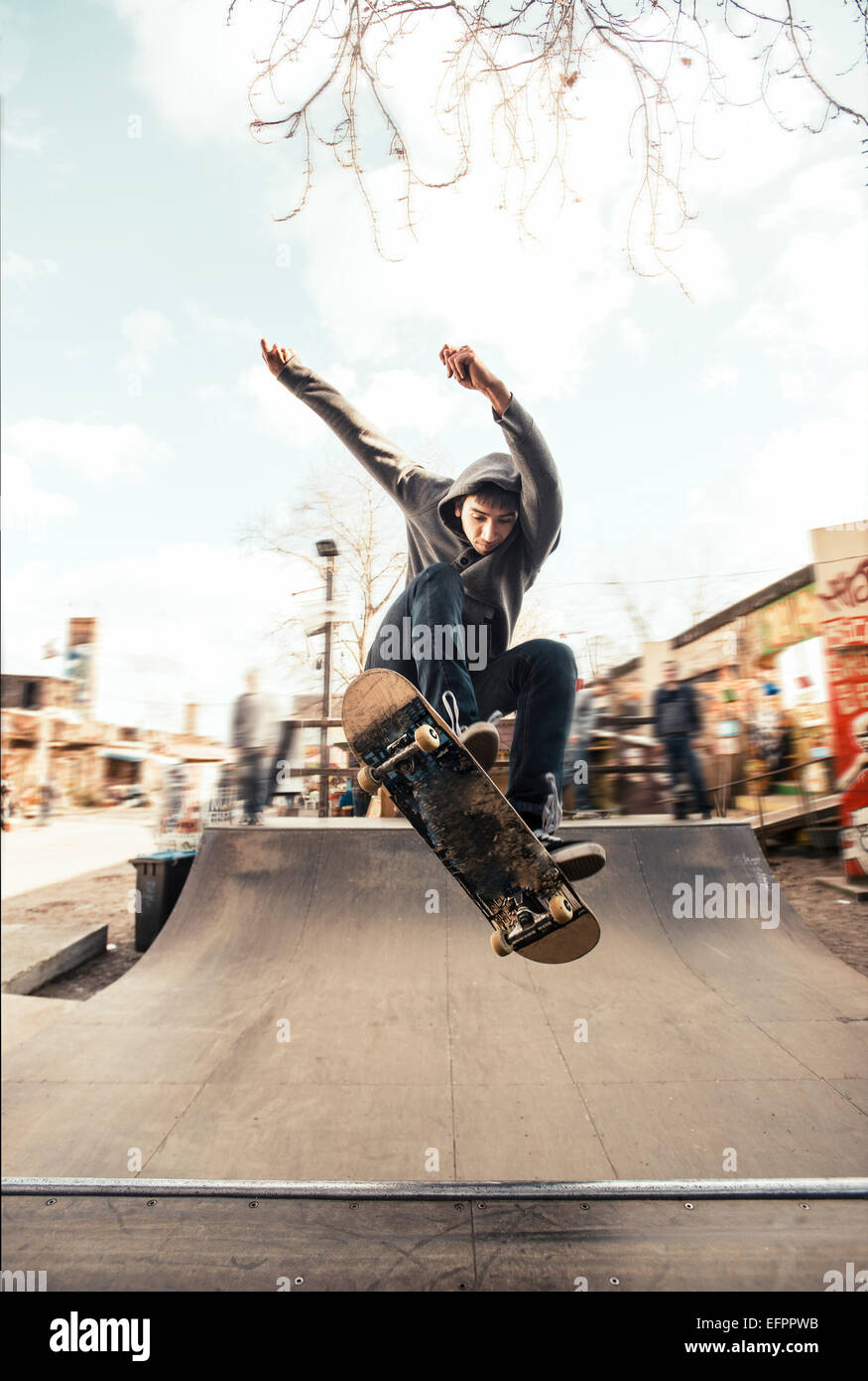 Skateboarden auf Miniramp, Frontside Nollie Heelflip, Berlin, Deutschland Stockfoto