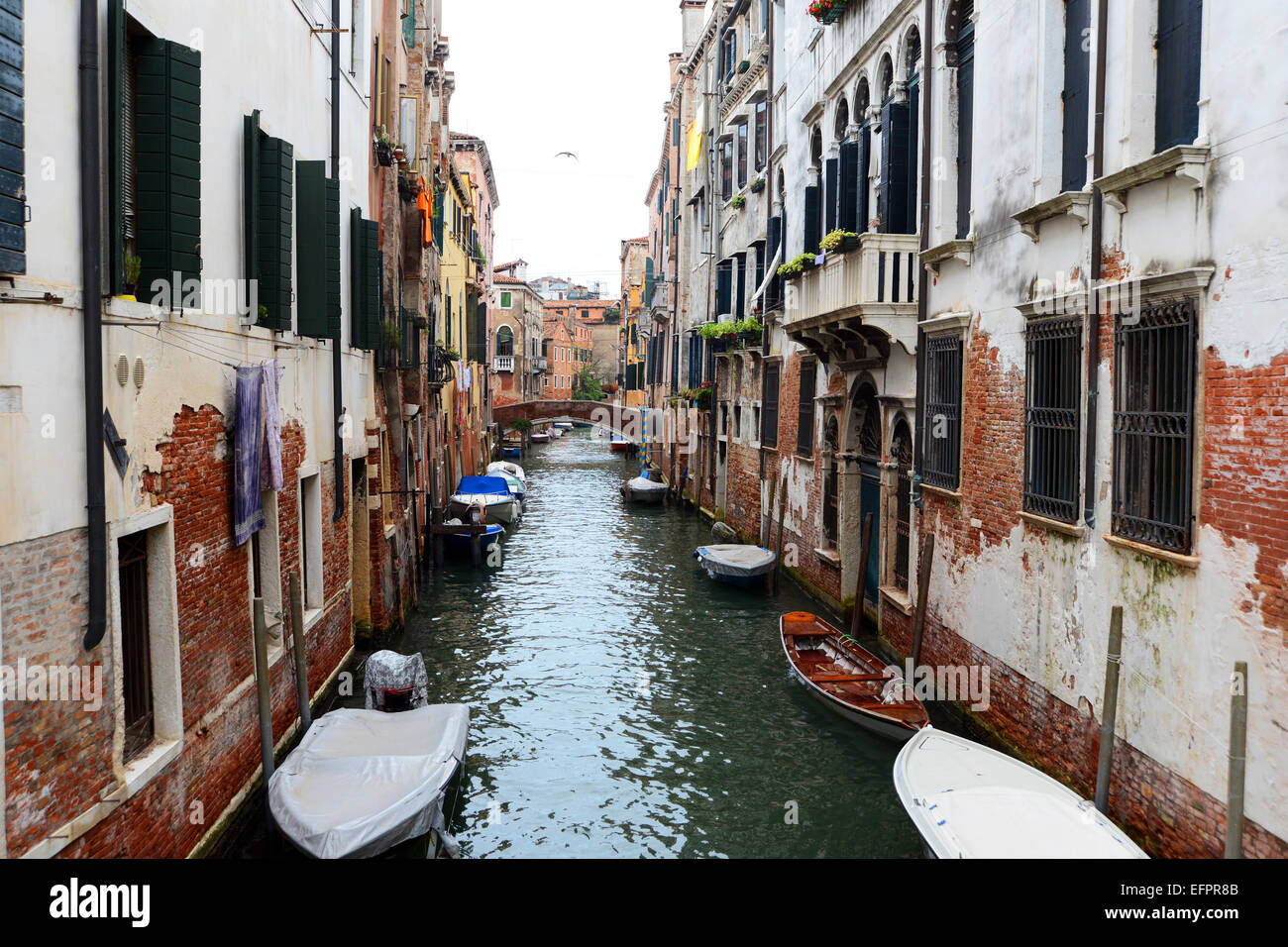 Gondeln fahren Sie die Kanäle in Venedig, Italien Stockfoto